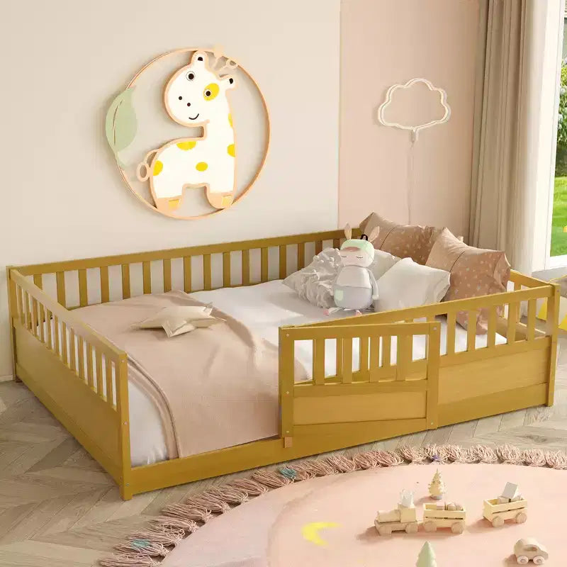Cadre de lit de bébé à côtés rabattables pour enfants, construction monobloc pleine grandeur avec barrières de sécurité et porte extra-hautes, base à lattes en bois naturel