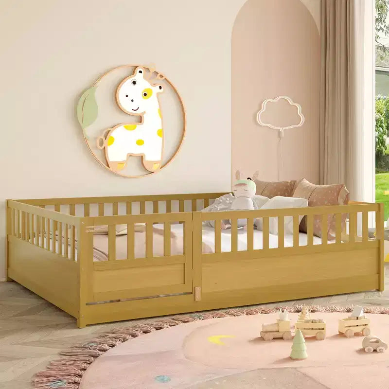 Cadre de lit de bébé à côtés rabattables pour enfants, construction monobloc pleine grandeur avec barrières de sécurité et porte extra-hautes, base à lattes en bois naturel