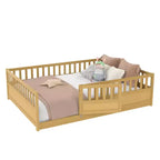 Cadre de lit de bébé à côtés rabattables pour enfants, construction monobloc pleine grandeur avec barrières de sécurité et porte extra-hautes, base à lattes en bois naturel