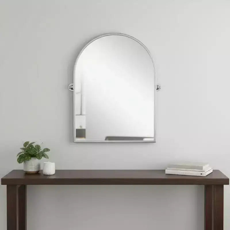 Miroir d'appoint incliné encadré en métal argenté de 36 po
