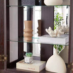 Vitrine lumineuse en verre avec étagères réglables, charnières de haute qualité et poignées vintage